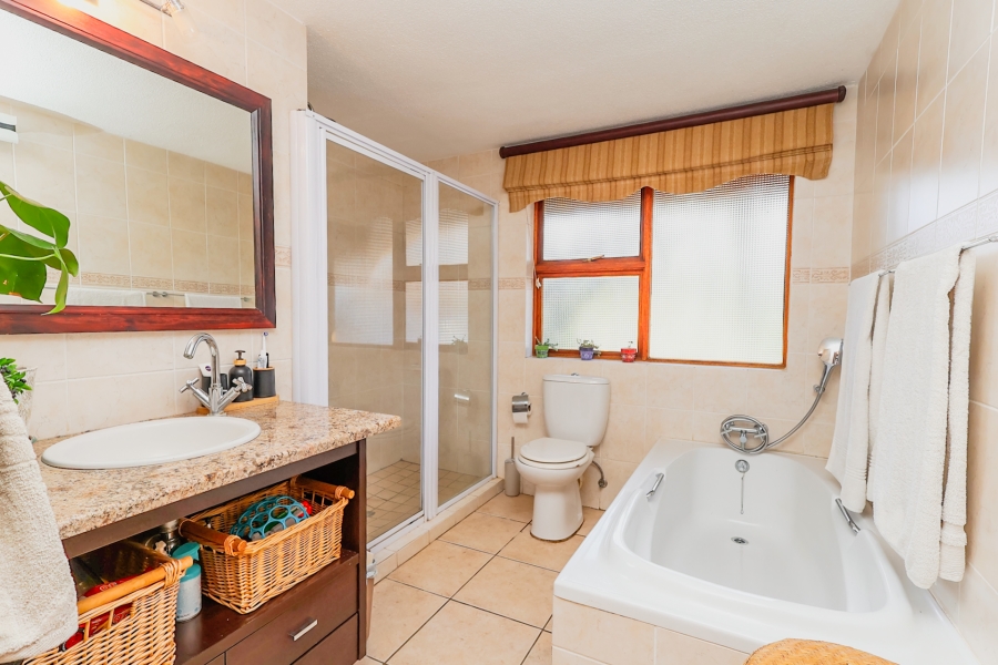 To Let 4 Bedroom Property for Rent in Lakeland North West